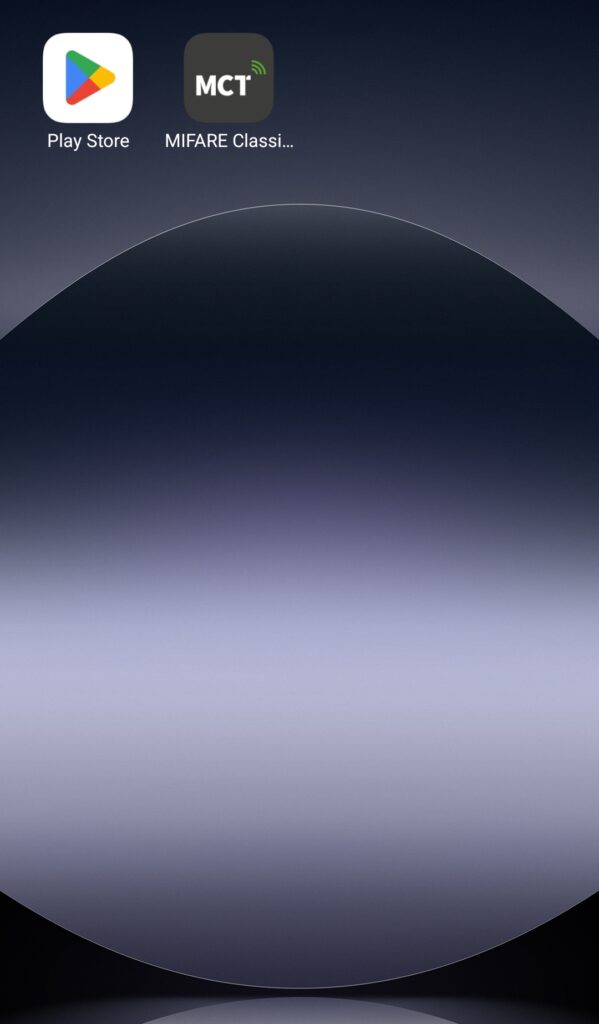 Tutoriel en image : montre le menu du smartphone avec l'application MCT et le Play Store.