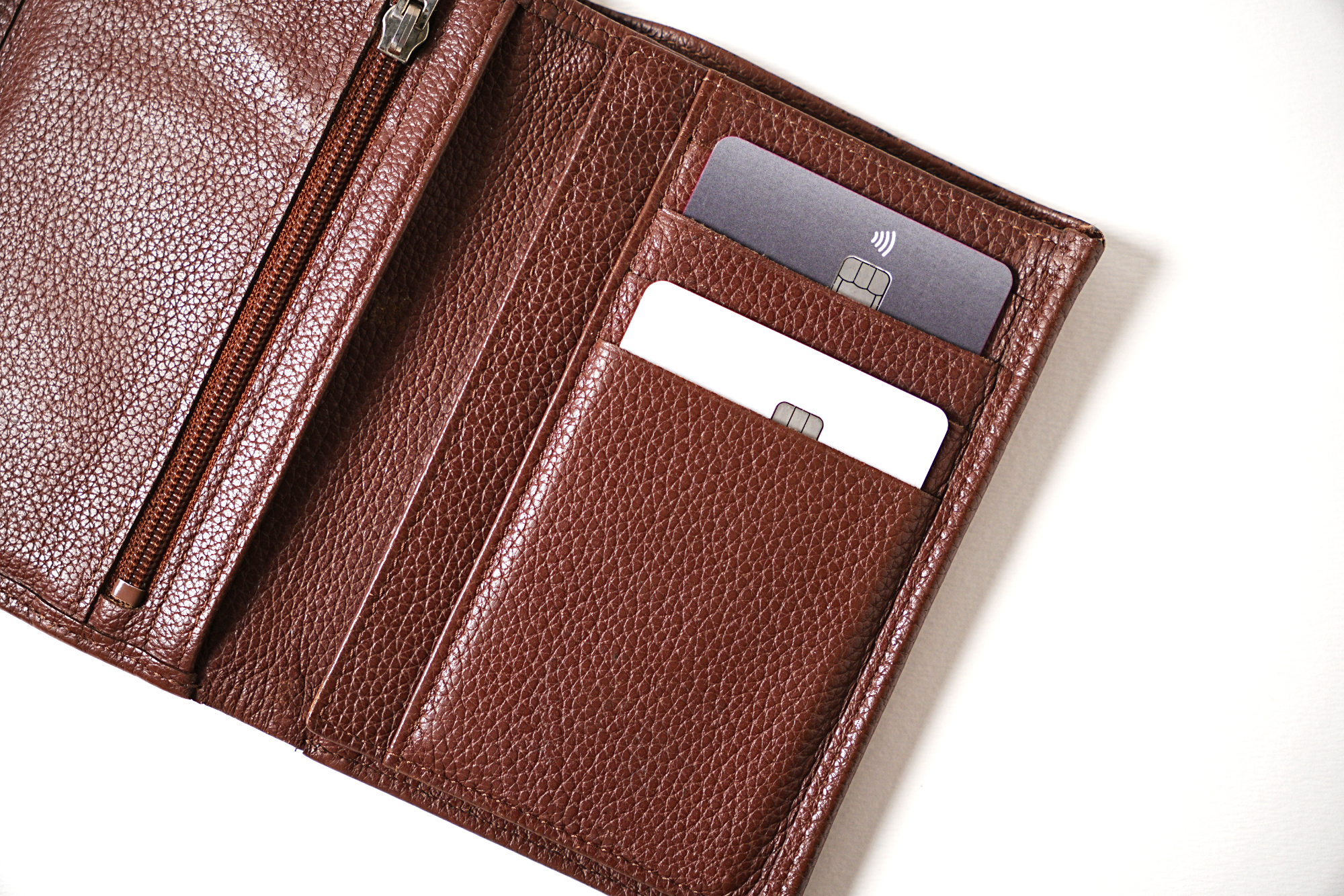 Image illustrant comment bien placer la carte de protection Rivgard dans un portefeuille en cuir.
