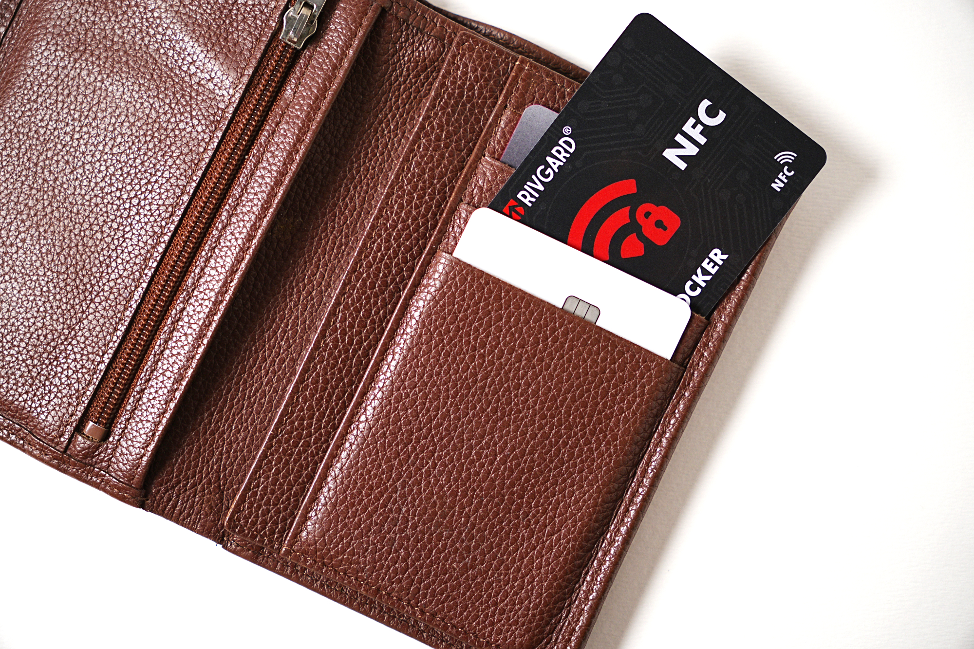 Image illustrant comment bien placer la carte de protection Rivgard dans un portefeuille en cuir.