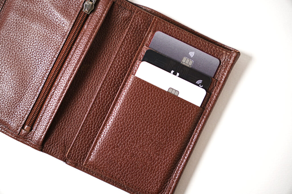 Image illustrant comment bien placer la carte de protection Rivgard dans un portefeuille en cuir.